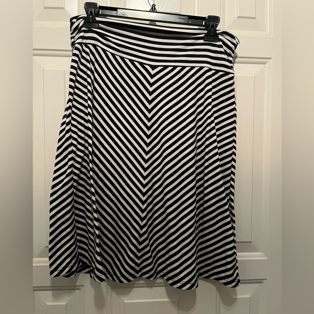 Faded Glory Black and White A-Line Skirt with a Wide Waist Band - Picture 4 of 4